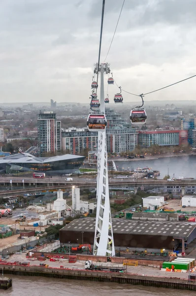 Gondoler på Emirates Air Line kabel bil i London på en regnig dag — Stockfoto