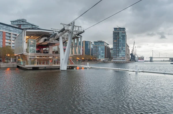 Royal Victoria Docks kabelbaanstation op een regenachtige dag. — Stockfoto