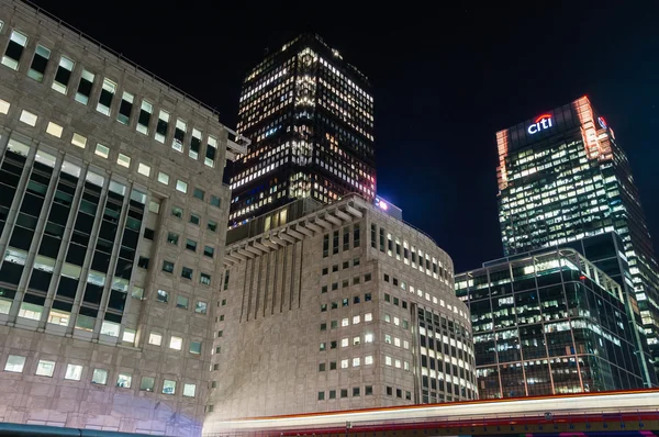 Vista notturna dei moderni grattacieli di Canary Wharf Foto Stock