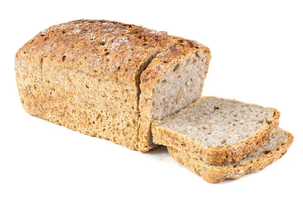 Cortar pão integral sobre fundo branco — Fotografia de Stock