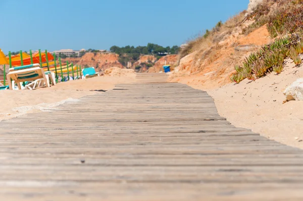 Houten pad naar Falesia strand in Portugal — Stockfoto