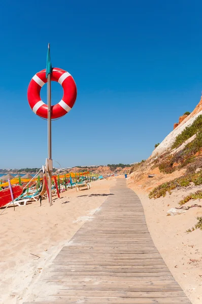Houten pad naar Falesia strand in Portugal — Stockfoto