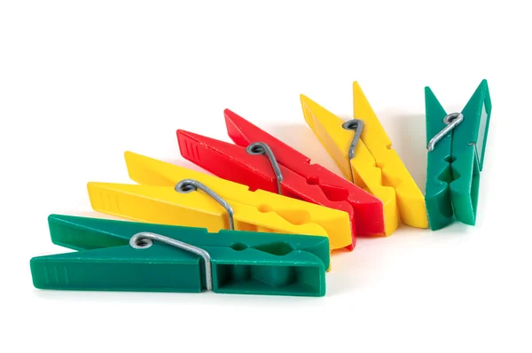 Cinco pinzas de plástico coloridas — Foto de Stock