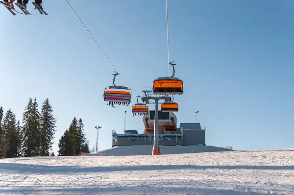 Pista de esquí y telesilla moderna — Foto de Stock