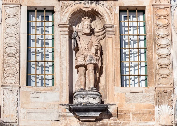 Coimbra Üniversitesi girişteki heykel — Stok fotoğraf