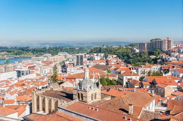 Paisaje urbano sobre los tejados de Coimbra en Portugal — Foto de Stock