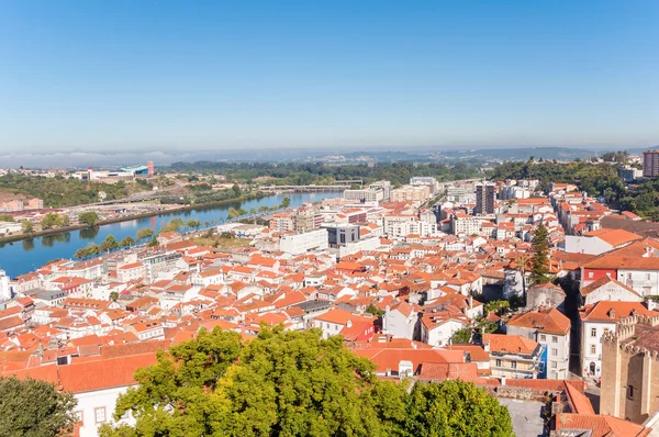 Paisaje urbano sobre los tejados de Coimbra en Portugal — Foto de Stock