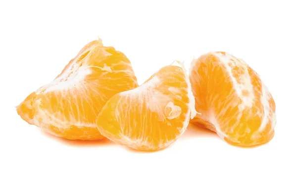 Trozos de mandarina sobre fondo blanco —  Fotos de Stock