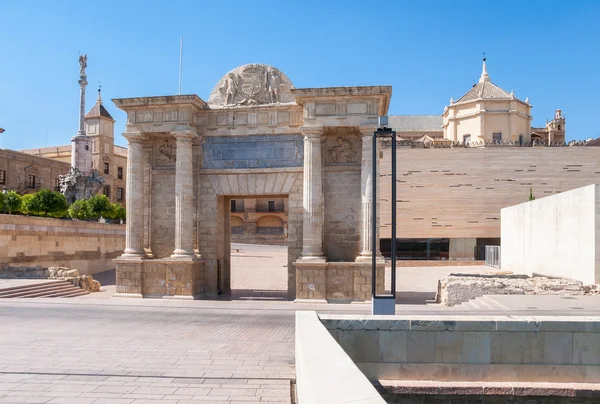 Poort van de brug in Cordoba, Spanje — Stockfoto