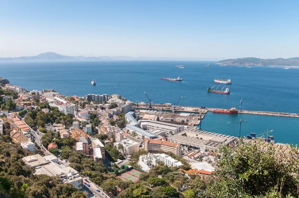 Luchtfoto uitzicht over de haven en stad van Gibraltar — Stockfoto