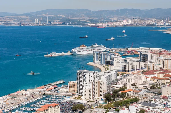 Nave passeggeri grande nel porto di Gibilterra — Foto Stock