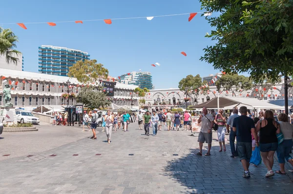 Turistas en la Plaza Grand Casemates de Gibraltar —  Fotos de Stock