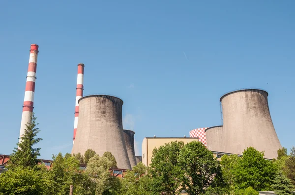 Coșurile centralei electrice pe cărbune — Fotografie, imagine de stoc