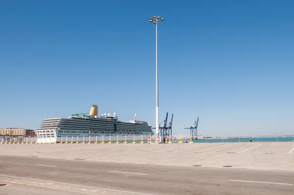 Großes Passagierschiff im Hafen von Cadiz — Stockfoto