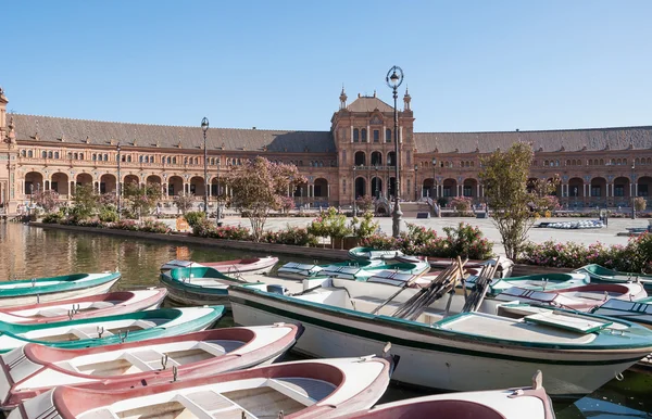 Barcos en la Plaza de España de Sevilla — Foto de Stock