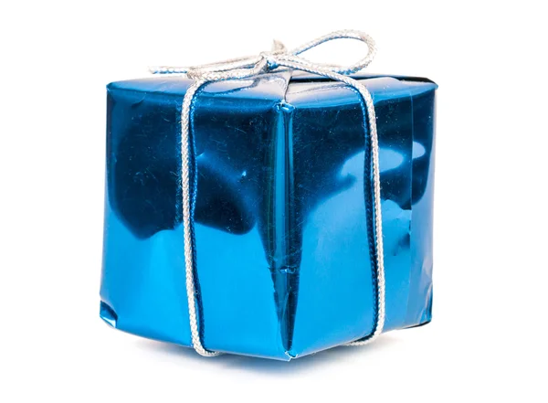 Niebieskie pudełko ze srebrną wstążką — Zdjęcie stockowe