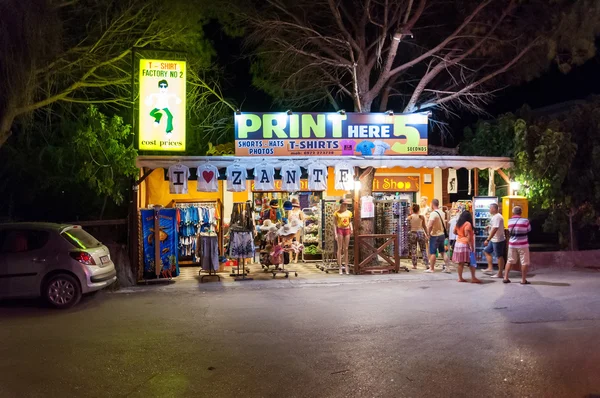 在拉加纳斯在夜间的纪念品店 图库图片