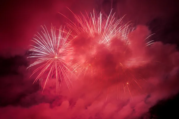 Fuochi d'artificio rossi sul cielo notturno — Foto Stock
