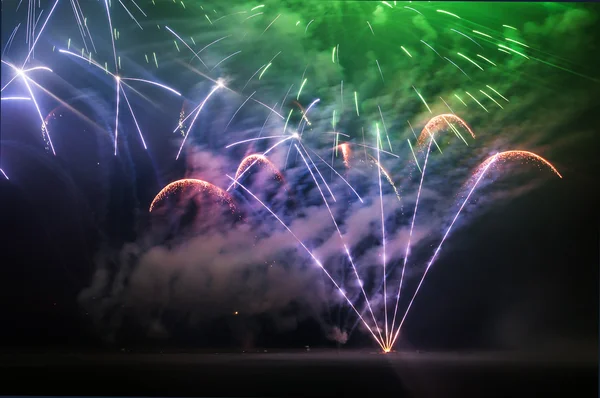 Fogos de artifício coloridos no céu noturno — Fotografia de Stock