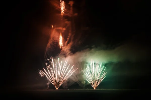 Artificii colorate pe cerul nopții — Fotografie, imagine de stoc