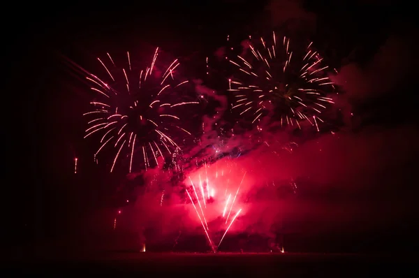 Fogos de artifício vermelhos no céu noturno — Fotografia de Stock