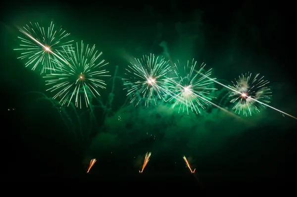 Fuochi d'artificio verdi sul cielo notturno — Foto Stock