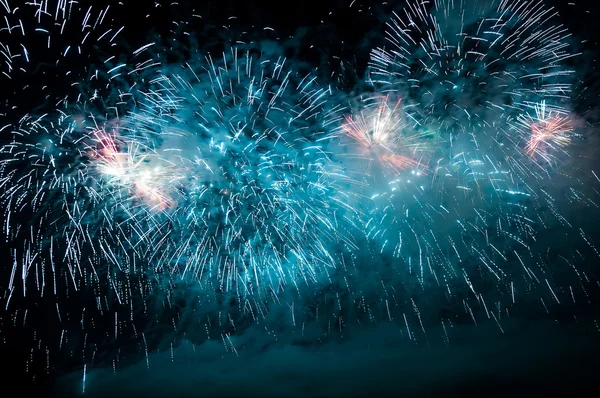 Fuochi d'artificio blu sul cielo notturno — Foto Stock