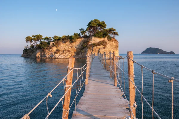 Puente a Cameo Island al atardecer, Zakynthos, Grecia — Foto de Stock