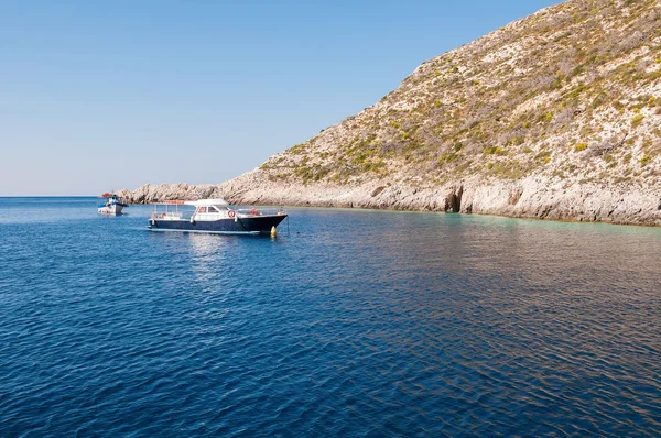 Motorbåt förtöjd vid Porto Vromi — Stockfoto