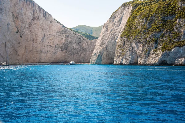 Vista de la playa de Navagio en la isla de Zakynthos, Grecia — Foto de Stock