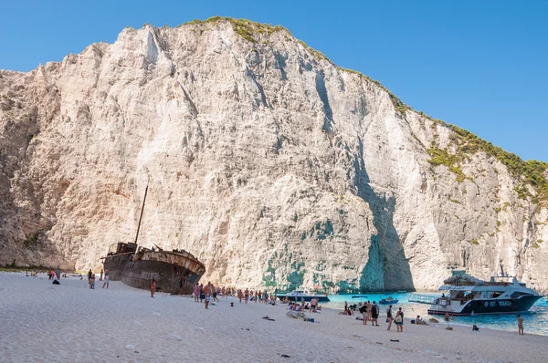Turistas en la playa de Navagio en la isla de Zakynthos — Foto de Stock