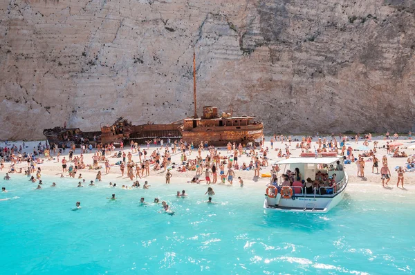 Crowded Navagio Beach en la isla de Zakynthos — Foto de Stock