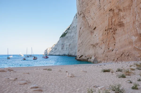 Iates atracados na praia de Navagio na ilha de Zakynthos — Fotografia de Stock