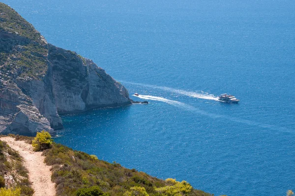 Navire touristique sur la côte de falaise de Zante — Photo