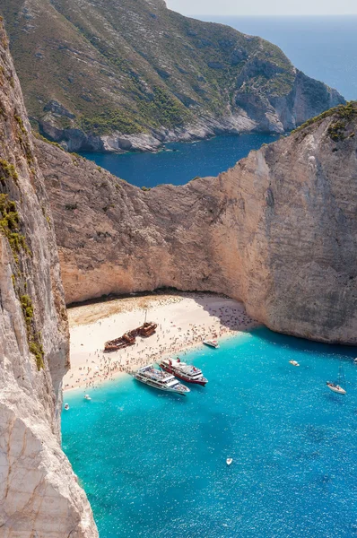 Vertical view of crowded Navagio Beach on Zakynthos — Stock Photo, Image