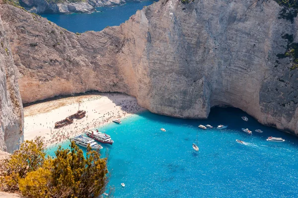 View of crowded Navagio Beach on Zakynthos — Stock Photo, Image