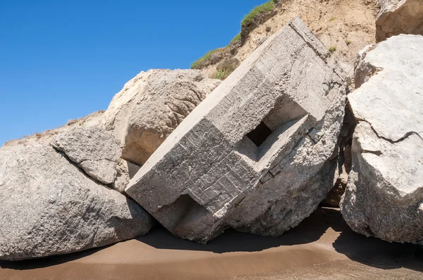 Antigo bunker danificado na praia de Kalamaki — Fotografia de Stock