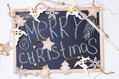 Hediye kutusu ve dekorasyonlu Noel kompozisyonu. Mutlu noeller. yumuşak ve sakin odaklanma