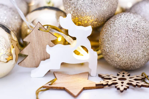 Composición Navideña Con Decoraciones Feliz Navidad Ciervo Con Una Bombilla — Foto de Stock