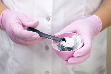 Kozmetik uzmanı aljinant bir maske hazırlıyor.