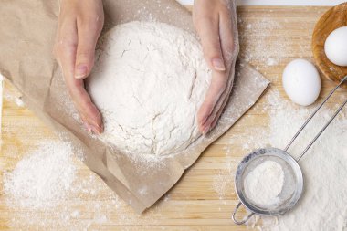 Kadın eli pizza hamuru yapıyor.