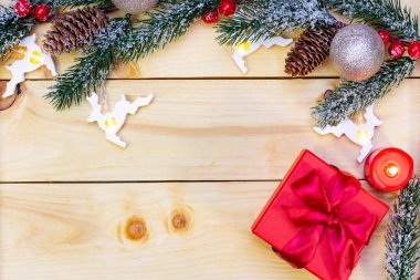 Hediye kutusu ve dekorasyonlu Noel kompozisyonu. Mutlu noeller. yumuşak ve sakin odaklanma