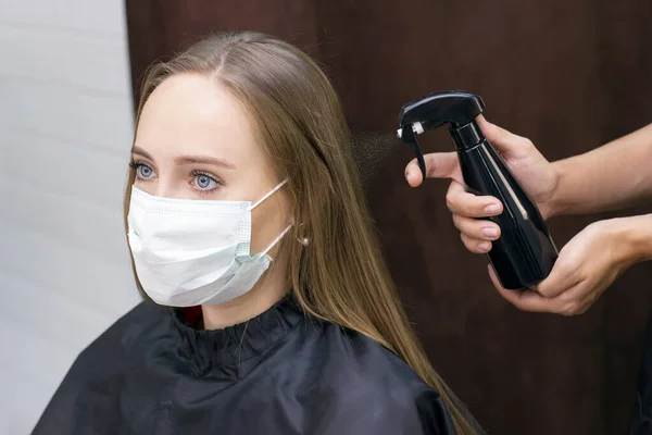 Jeune Femme Chez Coiffeur Portant Masque Protection Raison Pandémie Coronavirus — Photo