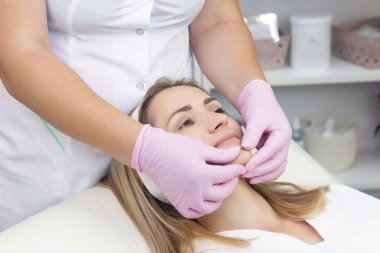 Genç kadın yüz masajı.