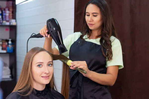 Parrucchiere Donna Salone Bellezza Asciugare Capelli Con Asciugacapelli Una Spazzola — Foto Stock