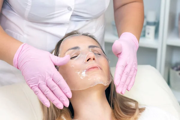 Cosmetologo Applica Una Maschera Idrogel Una Giovane Donna Sul Suo — Foto Stock