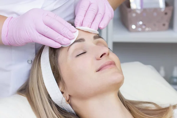 Cosmetologia Jovem Com Tratamento Limpeza Facial Salão Beleza — Fotografia de Stock