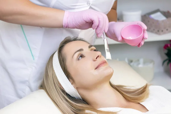 Cosmetologia Jovem Com Tratamento Limpeza Facial Salão Beleza — Fotografia de Stock