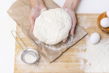 Kadın eli pizza hamuru yapıyor.