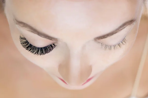 睫毛扩张程序 有长长的睫毛的女人的眼睛靠近点 — 图库照片